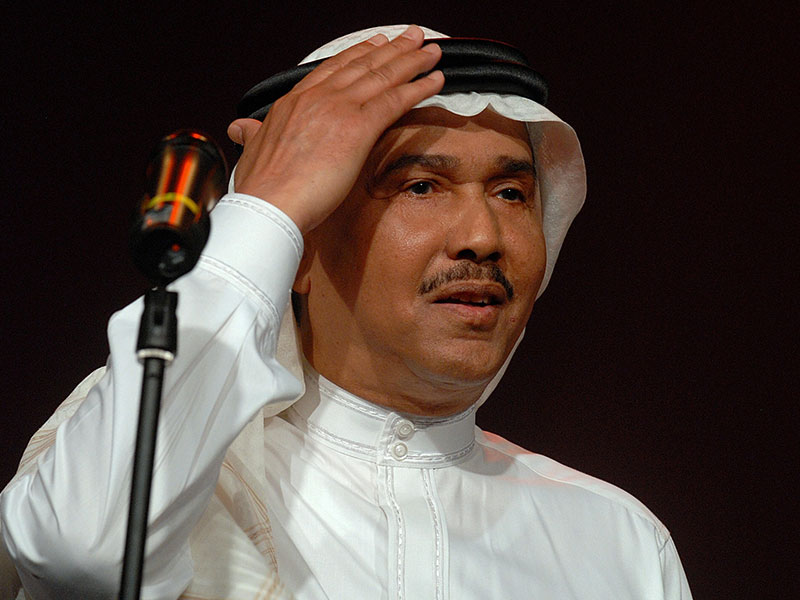 اضغط لمشاهدة الفيديو: محمد عبده يتعرض لموقفٍ محرج على المسرح، تداركه بالضحك للجمهور